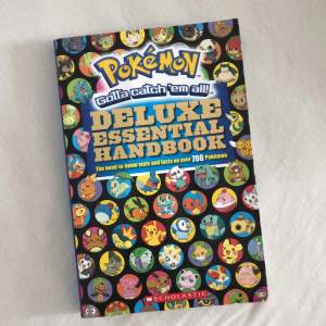En Pokémon handbook köpt second-hand. Version från 2015. Innehåller information och fakta om 700 olika Pokémons! Läs bio innan du köper!!!