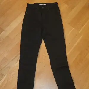 Svarta skinny jeans från Levis. Aldrig använda. Storlek 27w 30l