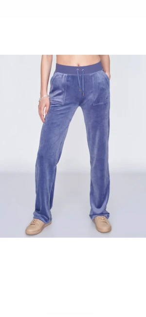 Grey Blue Juicy Byxor - Mina Juicy byxor säljs pågrund av att jag inte använder dem så mycket längre. Metallgrejerna på snörena är bortdragna men det är inget man tänker på! Annars är dem i bra skick!💗💗