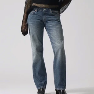 arrow jeans  - slutsålda lågmidjade jeans från weekday 💘 ordinarie pris : 590kr