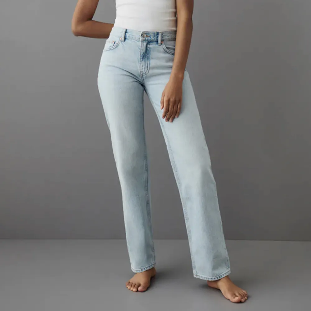 Säljer mina ljusblå jeans i strl 40 rak modell. Säljer i två till färger👍. Jeans & Byxor.