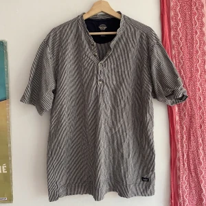 Randig t-shirt med farfarskrage - Mycket fin t-shirt med farfarskrage. Knappt använd.