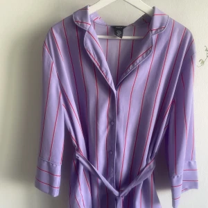 Otroligt fint set - Detta fina set Lykke från Lindex säljs pga för liten byxa😭 Skjorta i storlek S Byxa i storlek 34 Säljs tillsammans.