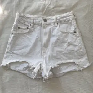 Säljer dessa vita jeans shortsen då de tyvärr inte kommer till användning. Köpta förra året, men knappt använda - väldigt bra skick