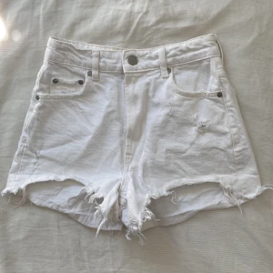 Vita jeans shorts  - Säljer dessa vita jeans shortsen då de tyvärr inte kommer till användning. Köpta förra året, men knappt använda - väldigt bra skick