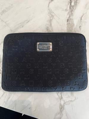 Marc Jacobs data fodral. 