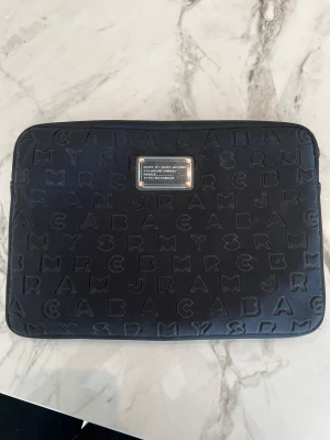 Marc Jacobs fodral  - Marc Jacobs data fodral. 