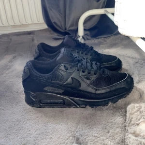 Airmax 90 - Säljer dessa Airmax 90 då jag äger två par utav dessa. Endast använda 1 gång så dem är så gott som nya👋🏽