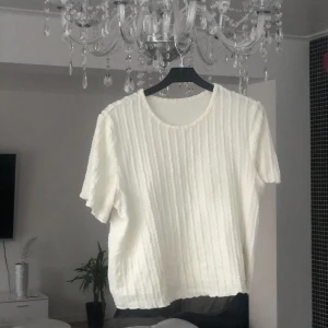 Fin vit t-shirt  - Fin vit t-shirt som endast använts några gånger. Bra kvalitet och luftig. cremefärgad