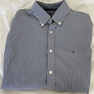 Skjorta Tommy Hilfiger  - Fint skick. Säljer för 200 kr. Nypris 800kr. Storlek S.