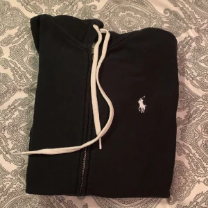 Polo/Lyle&scott - Säljer domhär två för jag har växt ur dom. Använda men väälldigt bra skick, den rosa är som ny nästan. Köp båda och få de billigare och lite dyrare separata.