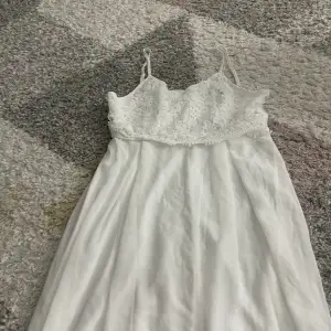 Säljer denna fina klänning från shein som jag köpte till min konfirmation som aldrig kom till användning 🤍 Storlek 38/M🤍