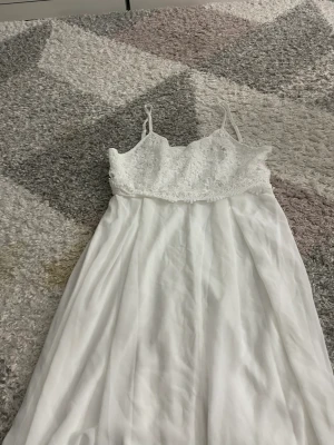 Super fin vit sommar klänning  - Säljer denna fina klänning från shein som jag köpte till min konfirmation som aldrig kom till användning 🤍 Storlek 38/M🤍