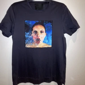 Limitato T-shirt - Säljer denna riktiga snygga limitato tröjan, den är endast använd 3-4 gånger så den är i inprencip ny skick.