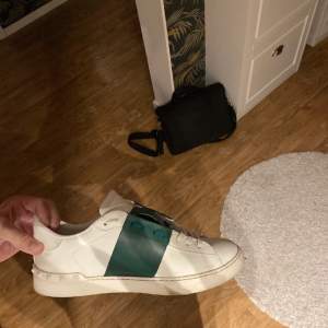 Säljer/byter mina Valentino sneakers Storlek 44, dom är lite mindre i  storleken, sitter som 43-43,5 typ Kan tänkas byta mot Lanvins  Finns tyvärr ingen box till skorna, därav priset Kvitto finns Pm för fler bilder