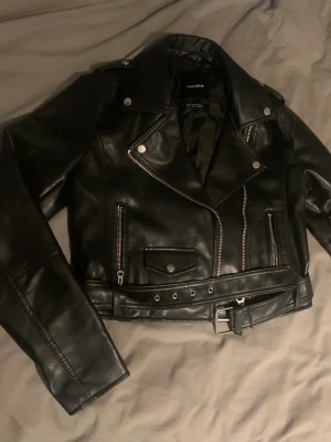 Skinnjacka  - Snygg skinjacka, inte äkta skinn. Från pull and besr