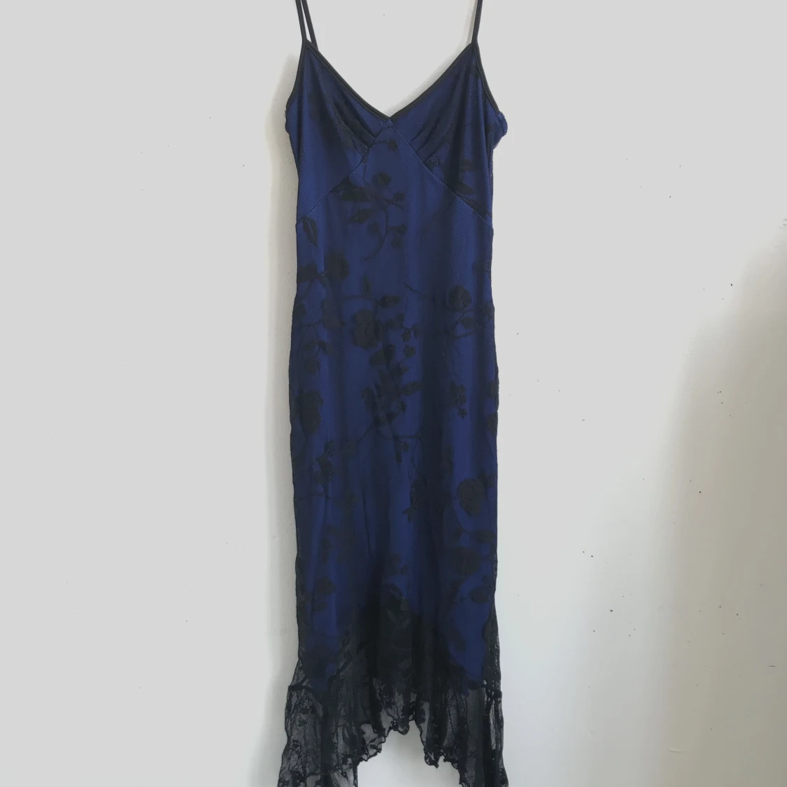 Mörkblå klänning med svart spets