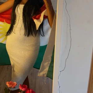 Glittrig vit klänning - Otrolig fin klänning som jag använde mig av på min student. Inga fläckar eller någonting på klänningen. Säljer för 150 kronor. Xs men passar s också🤍