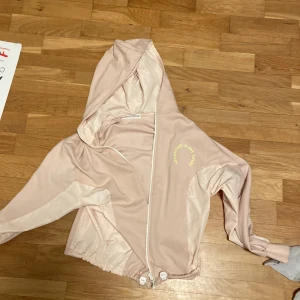 Snygg jacka! - Fin Jacka med tryck på sidan! Använd några fåtal gånger 