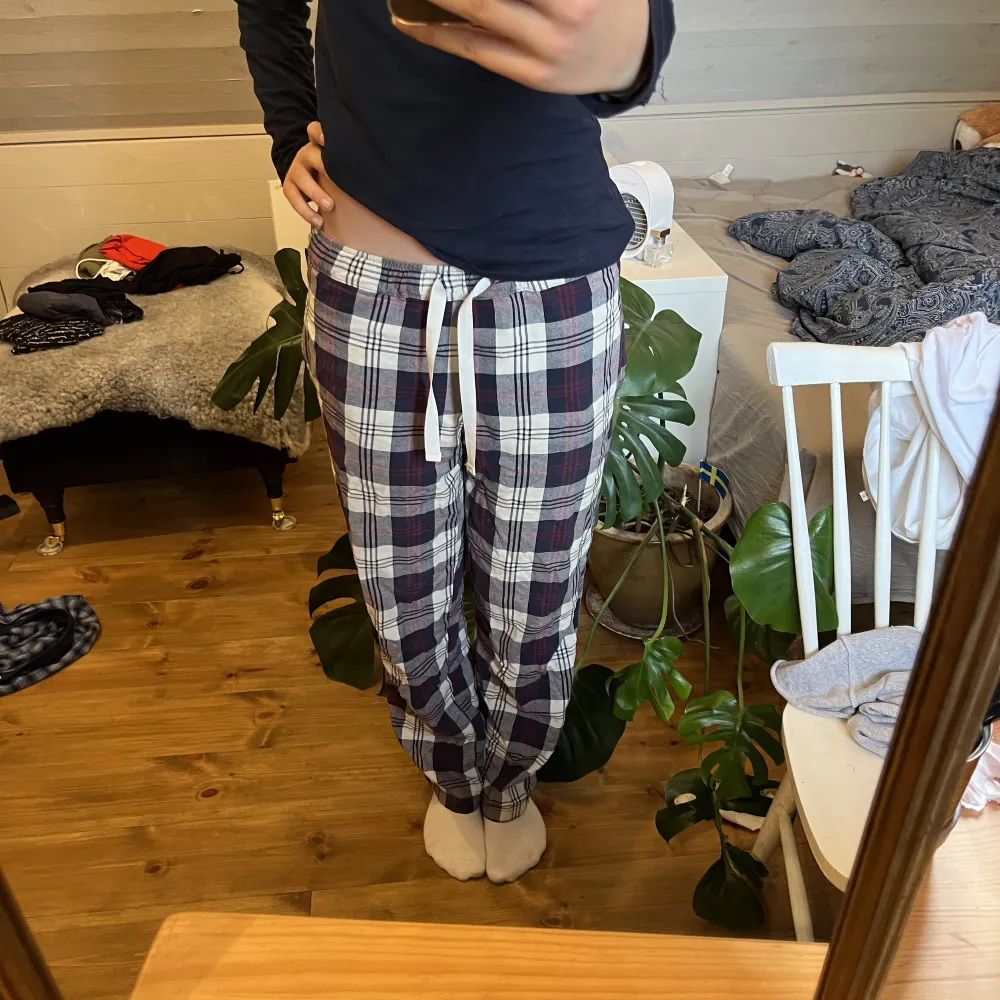 Säljer nu mina pyjamas byxor då de är för små i midjan för mig och används aldrig! Vet ej nypriset eller storlek men skulle gissa på S. De är i bra skick och används ganska många gånger! Kontakta mig vid intresse eller mer frågor!!. Jeans & Byxor.