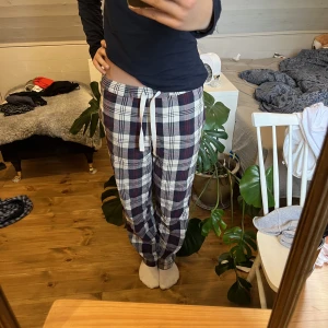 Flanellpyjamas byxor - Säljer nu mina pyjamas byxor då de är för små i midjan för mig och används aldrig! Vet ej nypriset eller storlek men skulle gissa på S. De är i bra skick och används ganska många gånger! Kontakta mig vid intresse eller mer frågor!!