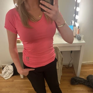 Tränningströja - En tränningströja i härlig rosa färg, knappt använd 