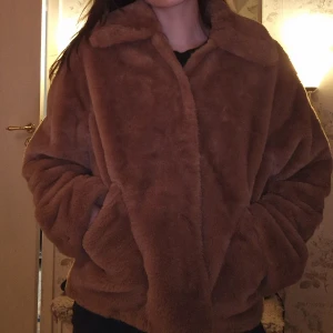 Teddyjacka - Finaste och mysigast jackan! Säljer då den inte kommer till användning 💕 Använd ett fåtal gånger. Passar perfekt nu till hösten 🍁 ( beige/brun) 