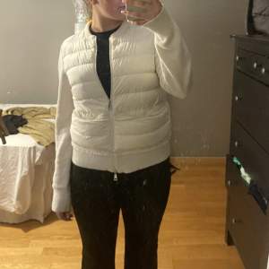 Säljer denna super snygga moncler cardigan i strl M. Inget kvitto men äktahetsbevis :) 