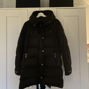 Tjock vinterjacka  - En tjock vinterjacka ifrån märket hollies, avtagbar päls 