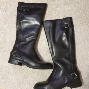Trendiga stövlar - Superfina stövlar från märket Caprice. De har peelat lite på insidan av skaftet men inget man ser på utsidan eller som säkrar passformen, skriv för bilder!☺️