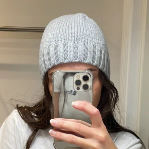 Söt mössa - Söt y2k mössa från H&M. Supersöt och perfekt till hösten 🩶