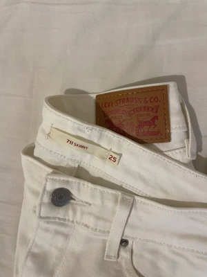 Levi’s Jeans - Jag säljer dessa vita lågmidjade Levi’s jeans då de jag aldrig använder de. Vad jag kan komma ihåg så har jag aldrig använt de och så de är i nyskick, utan flävckar eller slitningar.   Modell: 711 Skinny Storlek: W25 L32   