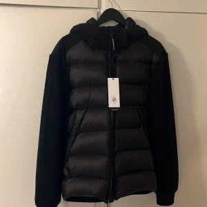 Cp company cardigan - Säljer denna lite tjockare cp company cardigan då jag fick den i present men ej passade.  Endast använd 1 gång.  Stl 54 vilket motsvarar L. Nypris 5600:-, tags finns kvar.  Obs! Priset ej hugget i sten