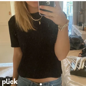 Topp - Svart topp från zara 💗stickad tshirt, säljer för den inte kommer till användning 💗 Bilden lånad 