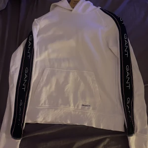 Gant hoodie - En gant hoodie i väldigt bra skick, använd ett fåtal gånger. Jag är 160 och den sitter ju lite löst på mig men är 19 år så vet inte varför det står 16 år. 