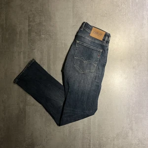 Replay jeans - Tja, nu säljer jag mina snygga replay jeans i skicket 10/10. Modellen på jeansen är grover. Självklart äkta. Storleken är W31 L32. Jeansen tvättas självklart innan jag skickar iväg dom. Om du har någon fråga får du gärna ställa den/ mvh Hugo😁