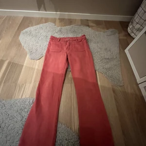 Low waist jeans - Jätte snygga jeans från Mango med fickor där fram❤️dom är som nya då dom inte rikigt komit till användning på väldigt lång tid! Skriv privat om ni är nyfikna❤️