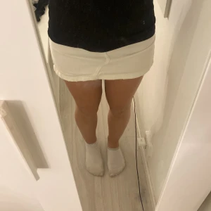 Vit Jeans Kjol🤩 - Jättegullig jeans kjol ifrån lab industries. Går att justera i midjan. St 146. Vilket motsvarar S-XS. Bra skick!👍 