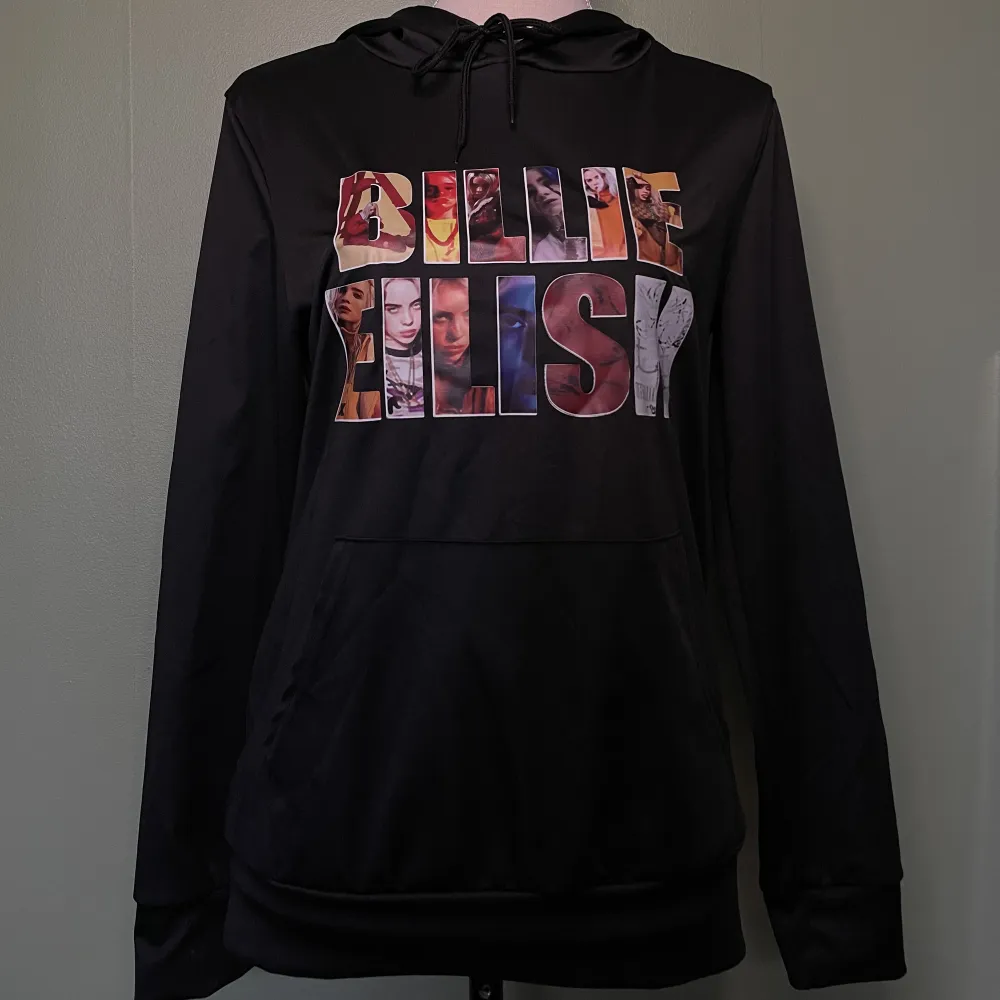Billie Eilish hoodie med bokstäver som är bilder på Billie. Köpt för några år sedan, säljer då jag inte använder den längre.. Hoodies.