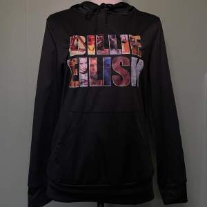 Billie Eilish hoodie med bokstäver som är bilder på Billie. Köpt för några år sedan, säljer då jag inte använder den längre.