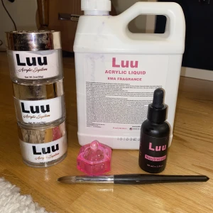 Tillbehör till akrylnaglar - Värde: 1661 kr. Allt är endast använt vid två tillfällen (mycket kvar). Både akrylvätskan och penseln är slutsåld på luu nails hemsida. Färger på akrylpulver: Cover Blush Pink, Crystal Clear och White. Skriv pm om du vill köpa något separat/undrar något🫶🏼