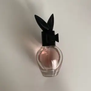 Säljer nu min playboy parfum som för övrigt luktar riktigt gott. Uppskattad mängs kvar är 70%🦋