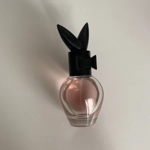 Parfum Playboy - Säljer nu min playboy parfum som för övrigt luktar riktigt gott. Uppskattad mängs kvar är 70%🦋
