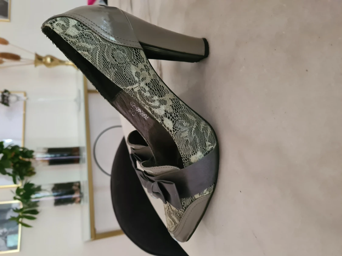 Annorlunda höga klackar 