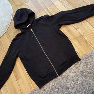 Weekday svart hoodie standard zip i strl S, superfint skick. Som ny. Endast använd fåtal gånger.