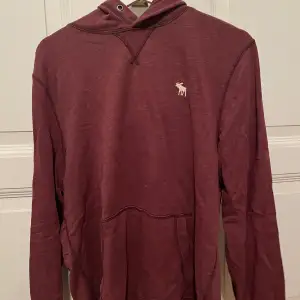 En vinröd hoodie från abercrombie & fitch i bra skick! Den är i storlek M och jag är öppen för ändring av pris🙌