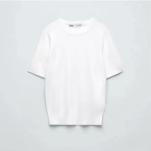 Trendig stickad t-shirt - Säljer denna då den inte kommer till användning längre! Den är som ny, helt slutsåld på hemsidan så fynda❤️