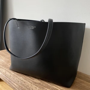 Victorias Secret väska  - Väska från Victorias Secret med medföljande liten clutch som man kan ändra färg på paletterna. Antingen kan man ha flerfärgad eller silver. 