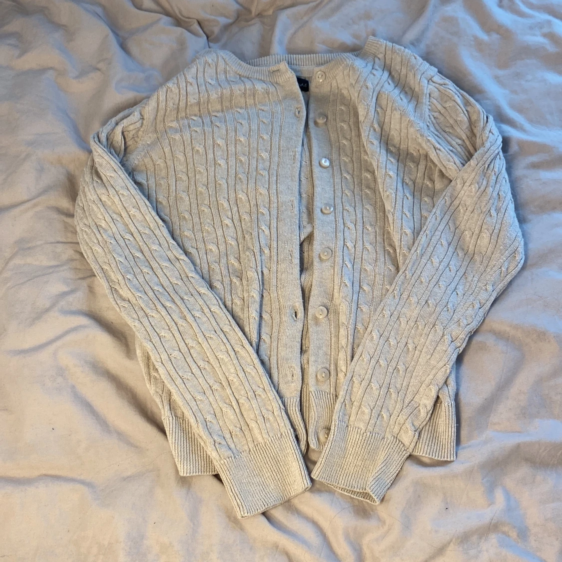 Beige kofta med knappar 