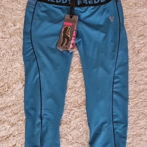 Freddy wr up  - Helt nya träningsbyxor med tags kvar från ett känt märke. Storlek M i capri längd. Silikon band i midjan som håller upp byxorna. Formar. Nypris står på tags.